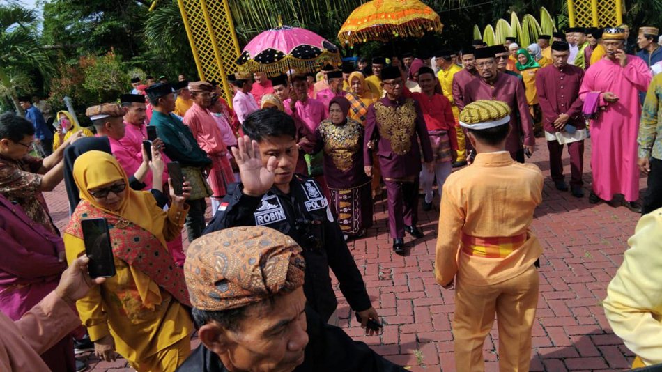 Bupati ismet Mile saat menjalani proses adat Moloopu (F:Antho)