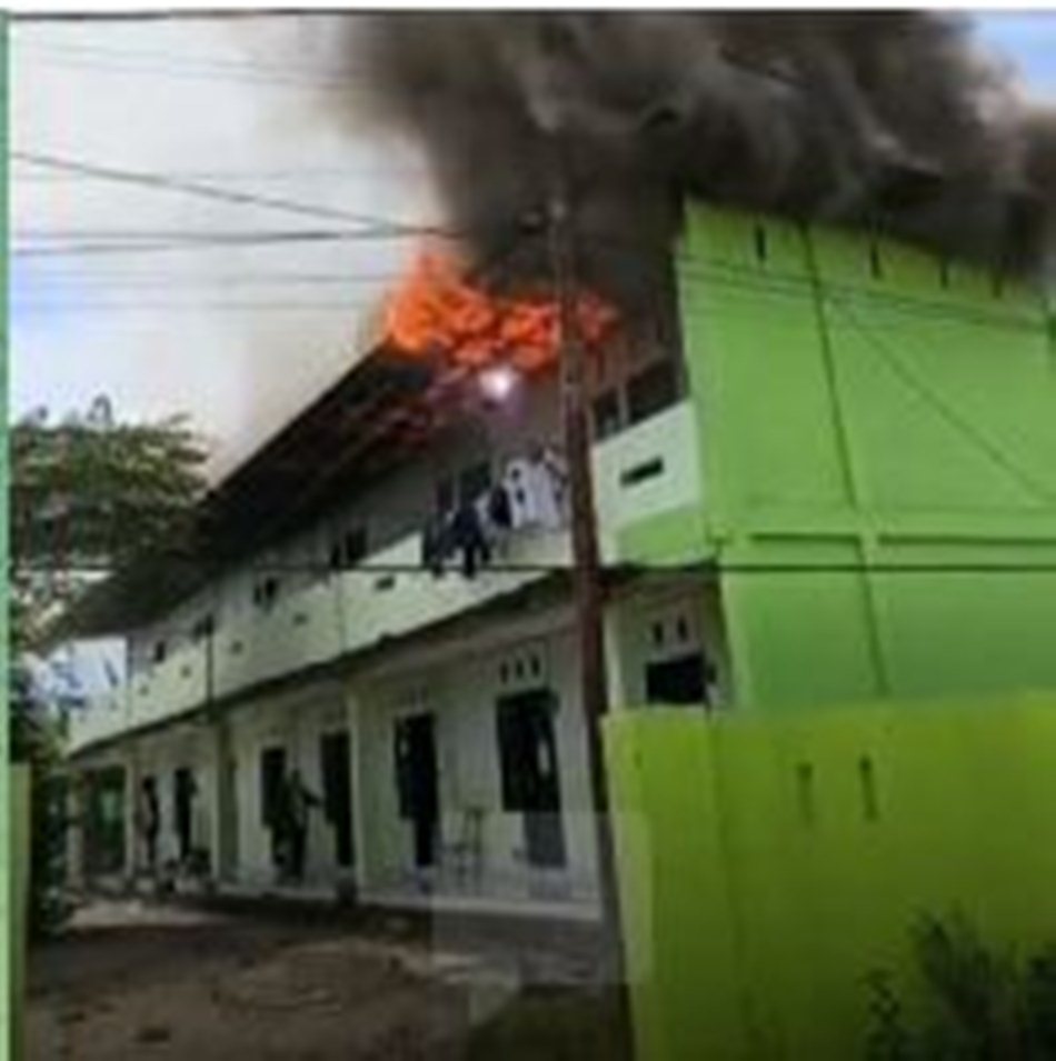 awal terjadi kebakaran di kos-kosan dua lantai Desa Iloheluma Bone Bolango.(F:ist)