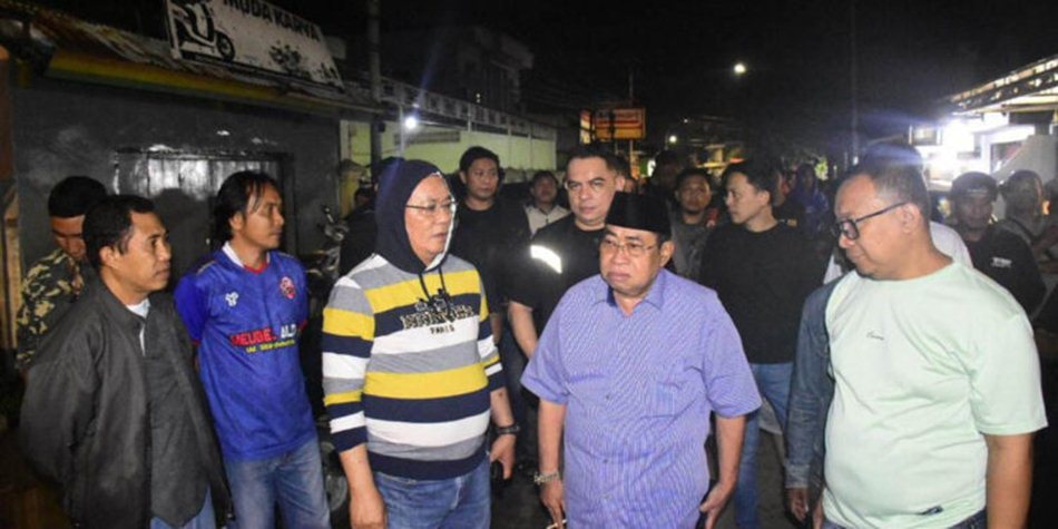 Walikota Gorontalo Adhan Dambea didampingi Aleg Deprov Fikram Salilama saat meninjau lokasi banjir Talumolo (F:Kmfo)