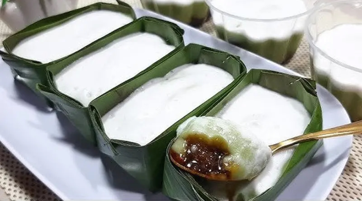 Takjil Kue perahu merupakan kuliner tradisional Gorontalo yang berbahan dasar tepung terigu (Arfandi Ibrahim/Liputan6.com)