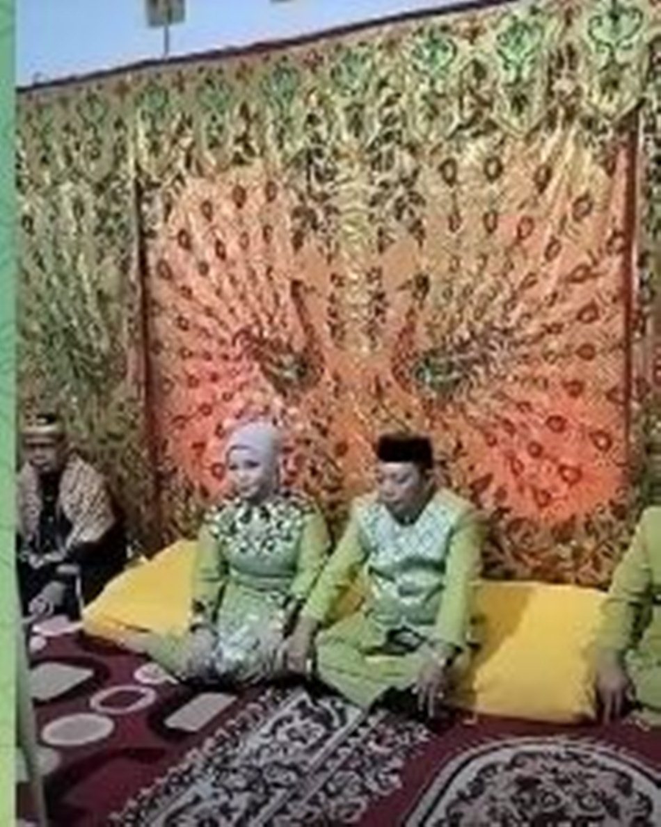 Wabup Bone Bolango Risman Tolinguhu saat prosesi adat  Moloopu (F:Anto)