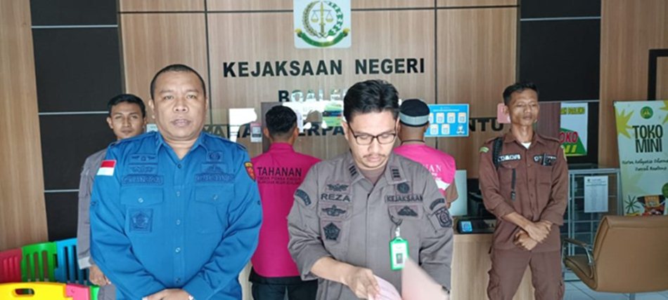 Kejari Boalemo saat menggelar konferensi pers dugaan Korupsi mantan kades Hunggayonaa (F:hms)