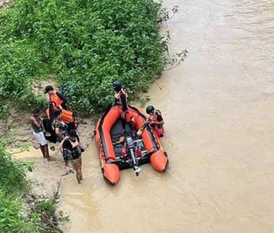 Tim SAR Gorontalo saat melakukan pencarian di sungai Marisa (F:Tim SAR)