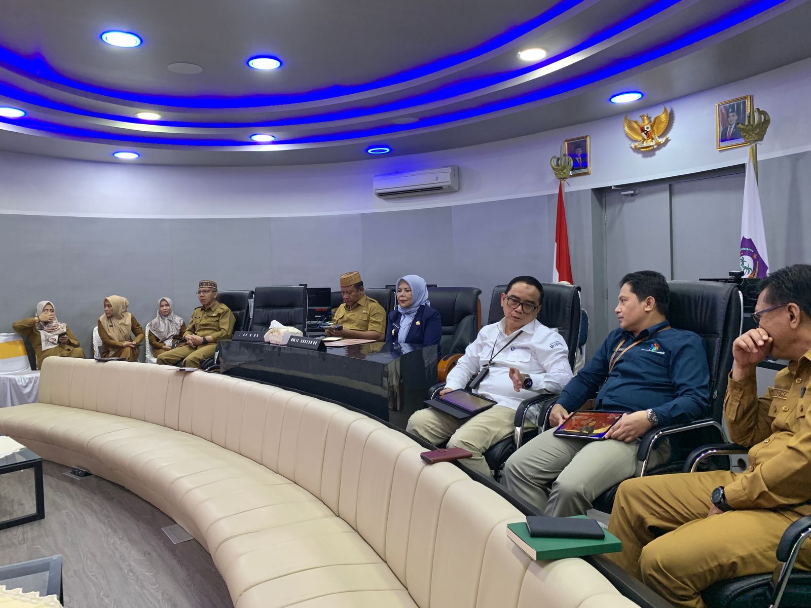 Wakil Gubernur Gorontalo Idah Syahidah Rusli Habibie dan Sekdaprov Sofian Ibrahim, Senin (10/3/2025). (Foto : Mila)