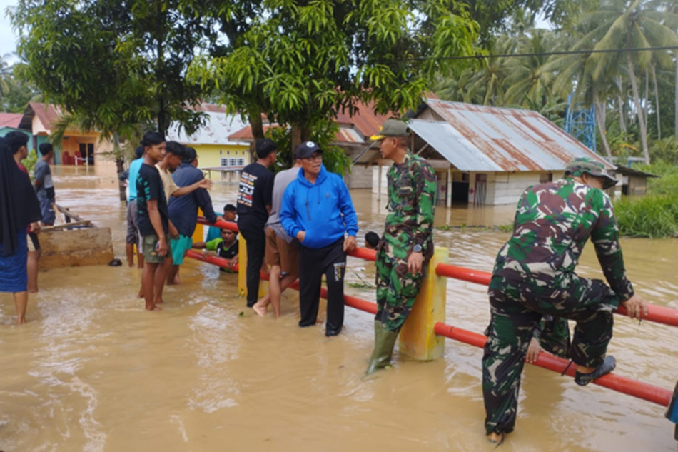 wakil Bupati Pohuwato Iwan Adam saat meninjau lokasi banjir di Patilanggio yang berdampak pada tiga desa (F:Ist)