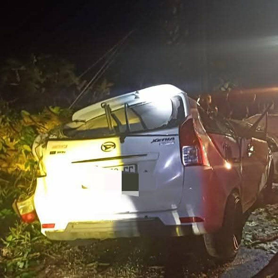insiden mobil Xenia tertimpa pohon di SPBU Pineleng (F:ist)