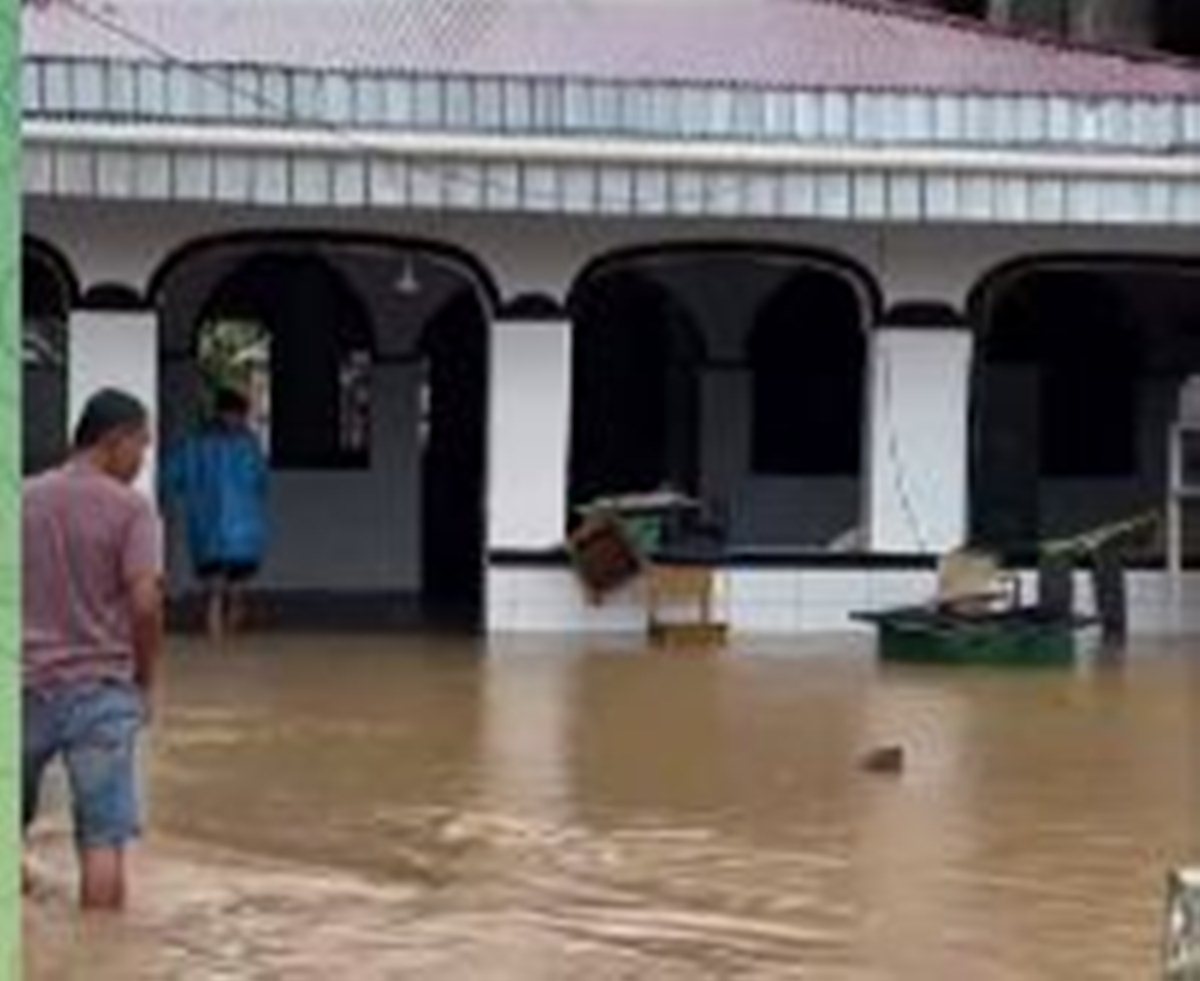 banjir di Suwawa ikut  mrerendam salah satu mesjid di Suwawa Baru (F:Ist)