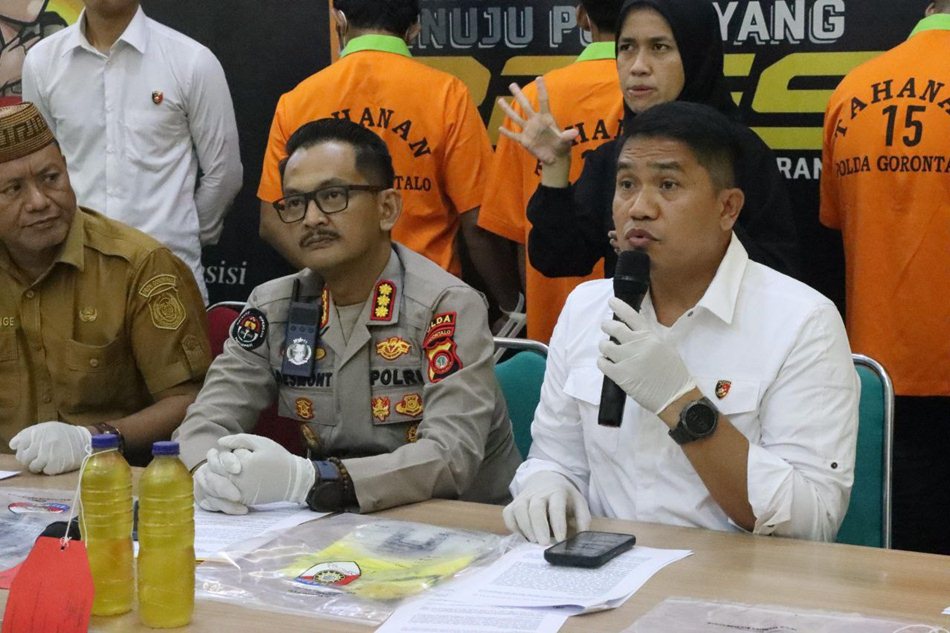Kabid Humas Polda Gorontalo, Kombes Pol. Desmont Harjendro A.P., S.IK., MT,goreng bersubsidi (F:hms-Pol)