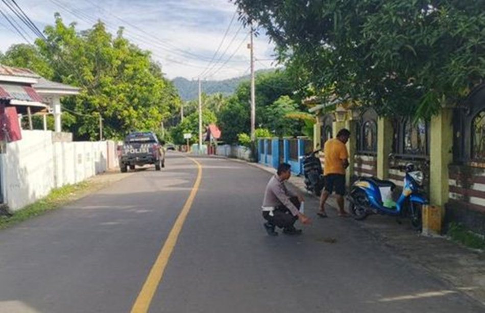 Polisi lakukan olah TKP lokasi kejadian kecellakaan maut.(F:hms-Pol)