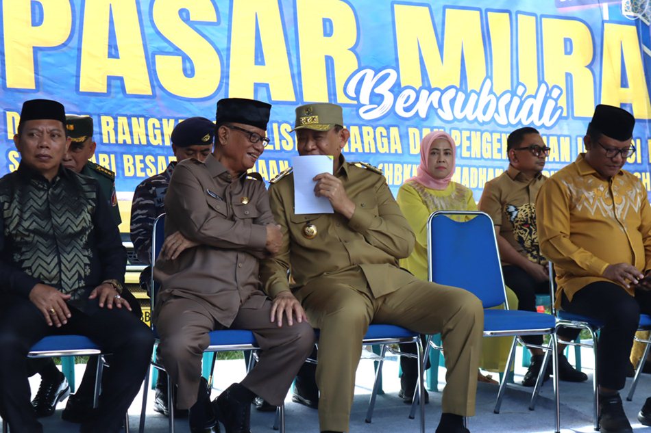 Gubernur Gorontalo Gusnar Ismail saat berbincang dengan Bupati Bone Bolango Ismet nMile disela-sela kegiatan Pasar murah (F:AKP)