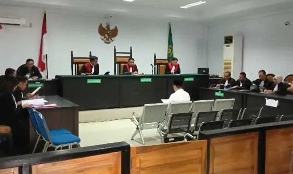 hamim Pou saat menjalani sidang perdana di PN Tipikor Gorontalo (F:ist)