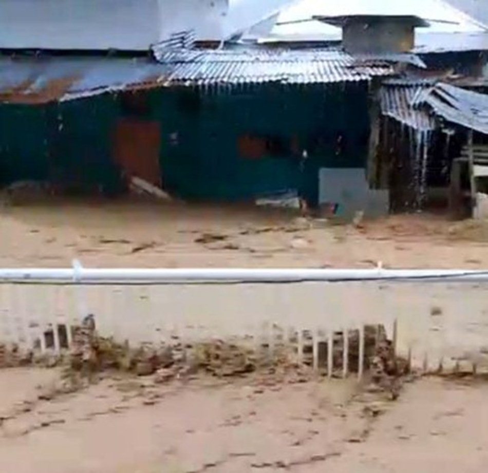 Kondisi saat banjir terjang Kelurahan Talumolo Kota Gorontalo.(F:ist)