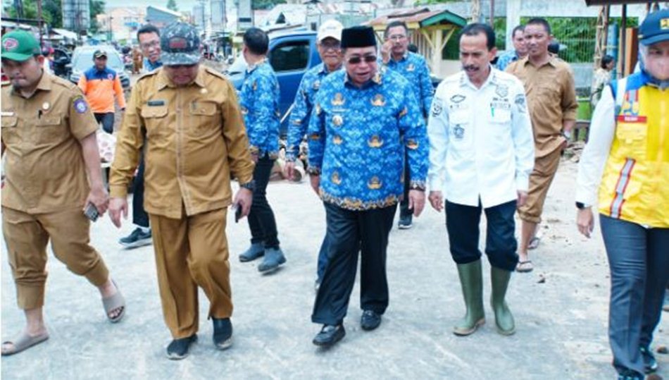 Walikota Gorontalo Adhan dambea saat turun langsung ke lokasi banjir Talumolo.(F:ist)