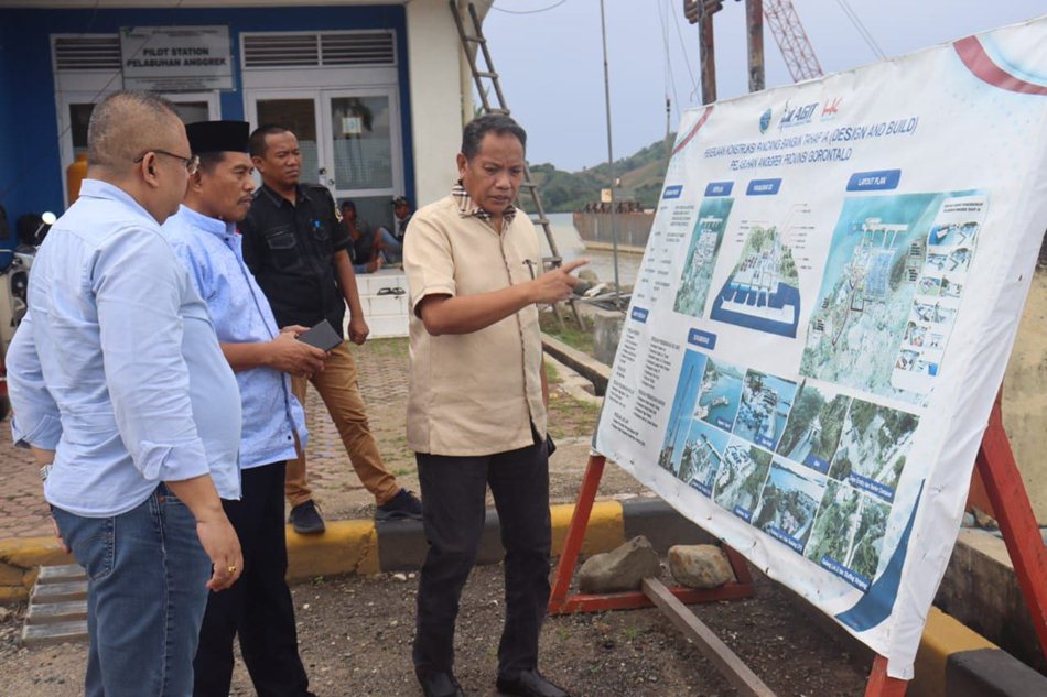 Wakil Ketua I DPRD Provinsi Gorontalo, Drs. Ridwan Monoarfa, saat melakukan kunjungan kerja ke Pelabuhan AGIT di Kecamatan Anggrek.(F:humas)