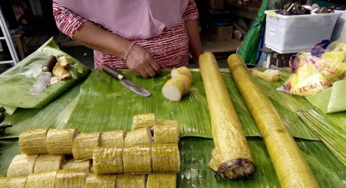 Adonan ini kemudian dimasukkan ke dalam batang bambu yang telah dilapisi daun pisang, lalu dipanggang di atas bara api hingga matang.