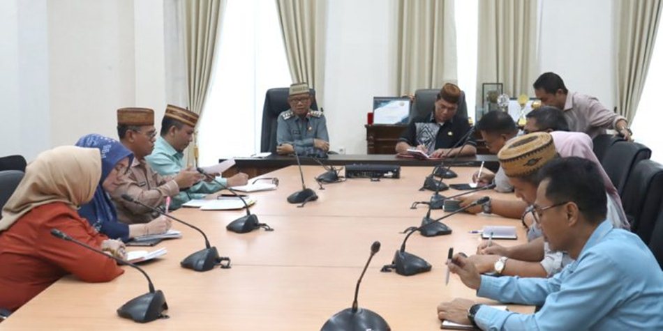 Bupati Ismet Mile saat memimpin rapat dengan seluruh pimpinan OPD di lingkungan Pemerintah Kabupaten Bone Bolango, di ruang rapat Bupati. (F.AKP)