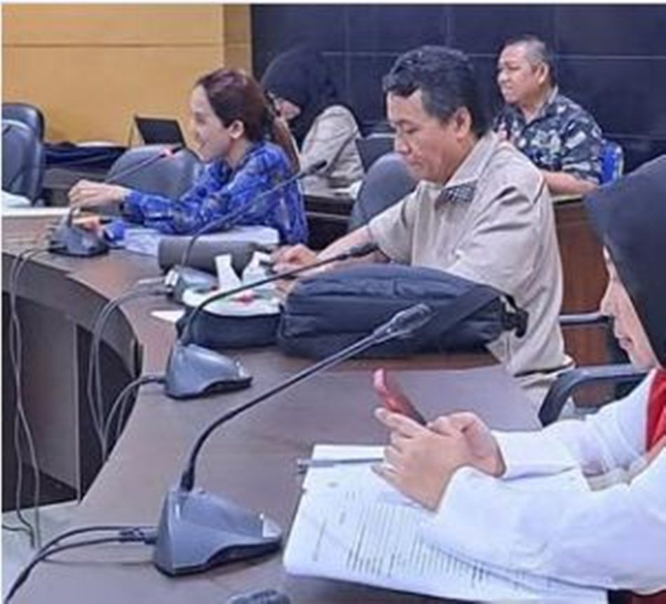 Ketua Pansus, Yeyen Sidiki dalam rapat internal bersama sejumlah OPD. (Instagram)