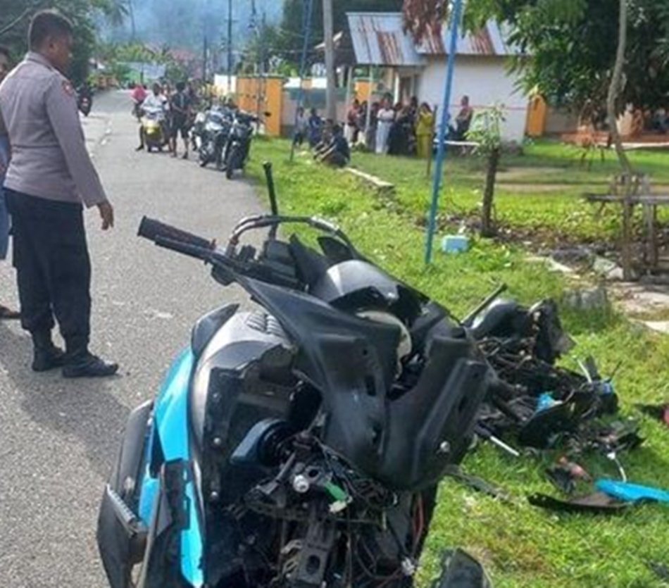 FH (16) yang melaju dengan kecepatan tinggi dari arah berlawanan tidak dapat menghindar, sehingga tabrakan hebat pun terjadi.(F:hms-Pol)