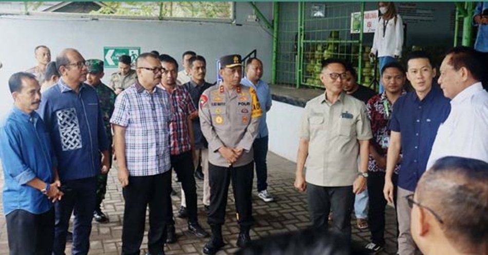 Ketua DPRD Provijnsi Gorontalo Thomas Mopili bersama Forkpimda meninjau ketersedian LPG.(F:humas)