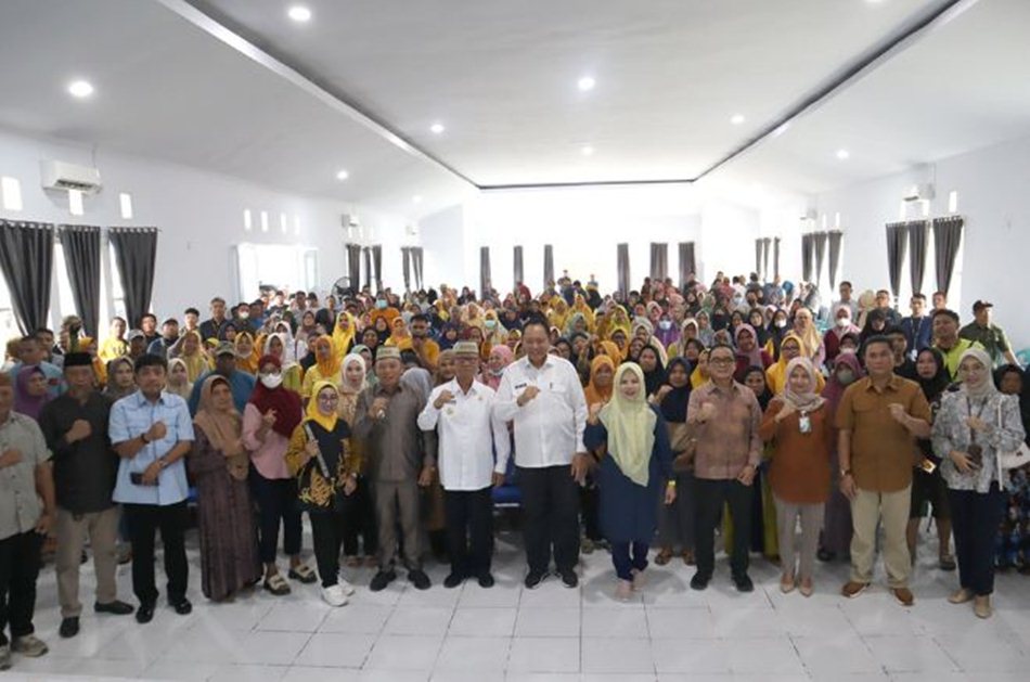 upaya memperkuat perekonomian daerah, Pemerintah Provinsi Gorontalo memberikan bantuan senilai Rp300 juta ke UMKM.(F:AKP)