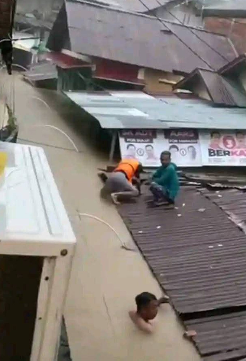 sejumlah rumah warga tenggelam akibat banjir melanda Manado (F:FB)