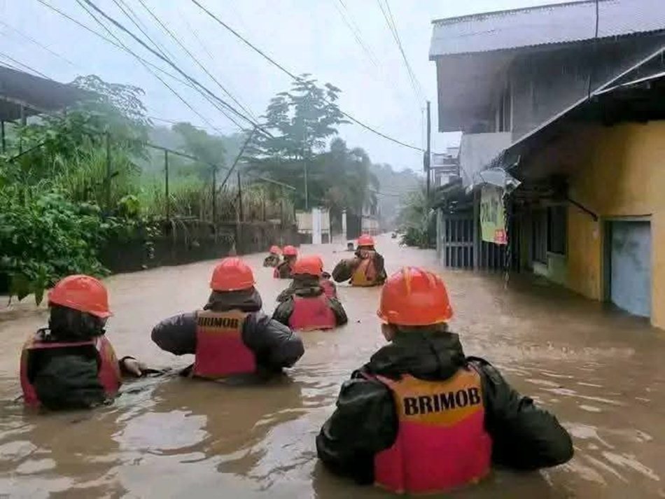 Tim SAR dibantu Brimob melakukan evakuasi warga yang terdampak banjir (F:Ist)