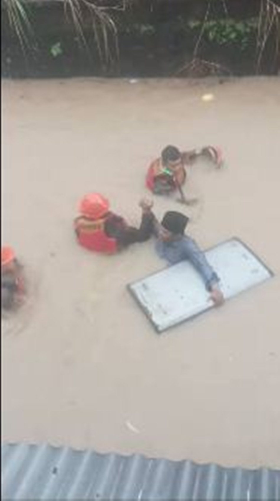 Evakuasi warga yang terjebak  banjir di Manado (F:Ist)