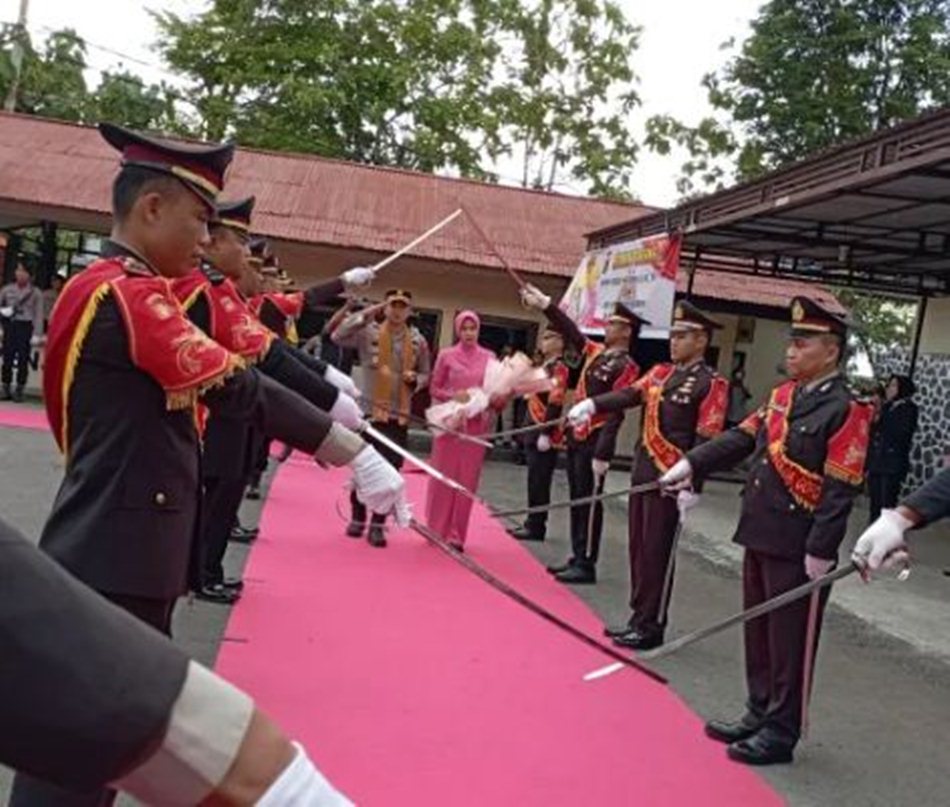 Acara pisah sambut ini ditutup dengan prosesi Pedang Pora yang mengiringi kepergian  AKBP Deddy Herman bersama ibu.(F:Hms-Pol)