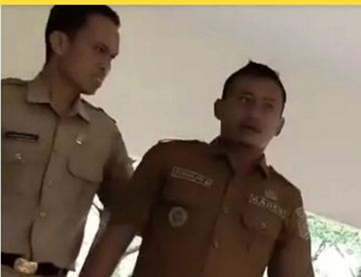 Suasana saat kepala desa di Gorut mengamuk karena Gaji Aparat Desa Gorontalo Utara  terhambat  dibayar.(Tangkapan layar ).