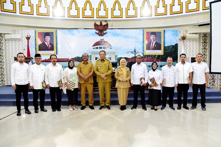 foto bersama Gubernur dan staf khusus (F:Kmfo)