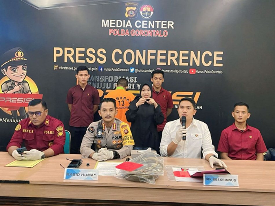 Press Conference di Bid Humas Polda Gorontalo   dipimpin oleh Kabid Humas  Kombes Pol. Desmont Harjendro.  Direktur Reserse Kriminal Khusus Polda Gorontalo, Kombes Pol. Dr. Maruly.(F:hms-Pol)