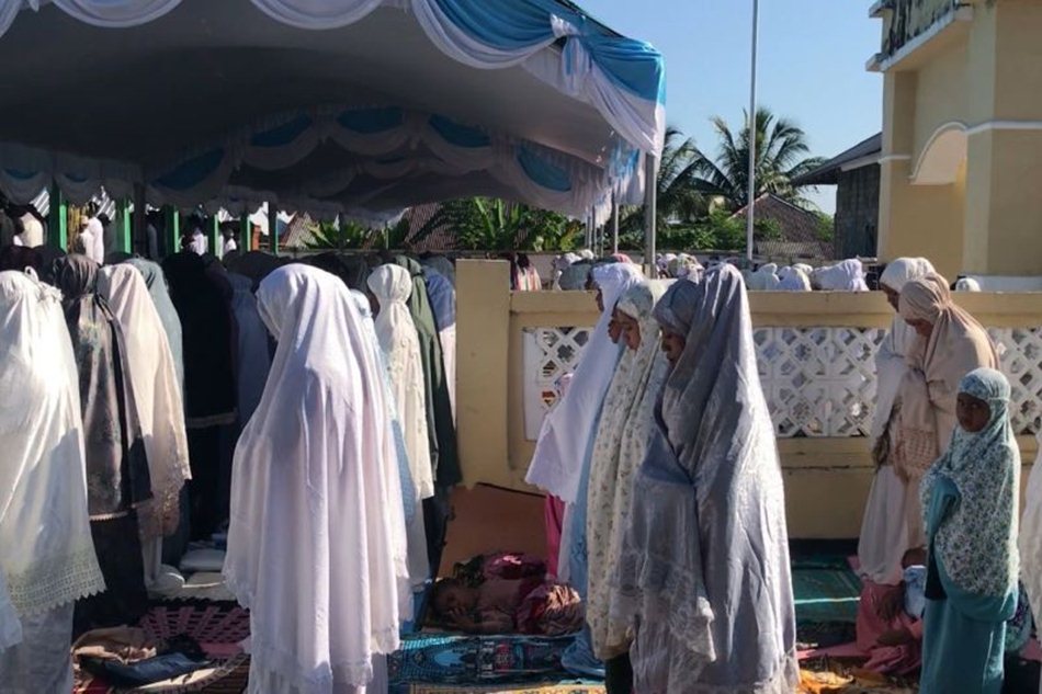 Antusiasme masyarakat begitu tinggi hingga banyak yang harus melaksanakan shalat di luar area masjid. (F:ist)