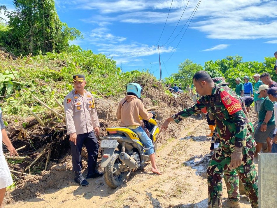 Sinergitas Polri-TNI dan masyarakat jalan longsor kini sudah bisa dilalui (F:hms-Pol)