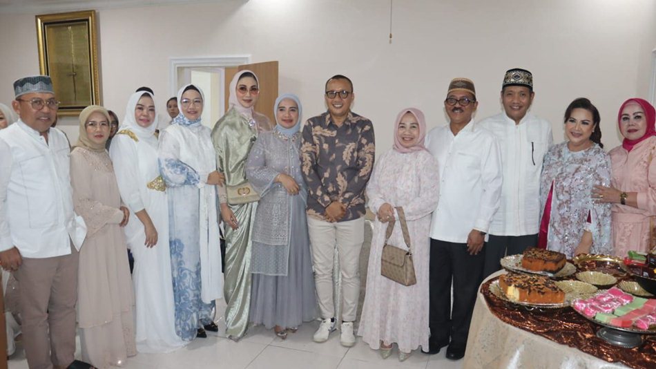 Wakil Ketua DPRD Provinsi Gorontalo, Drs. Ridwan Monoarfa, kembali menggelar Open House Idul Fitri 1446 H di kediamannya.(F:hms)