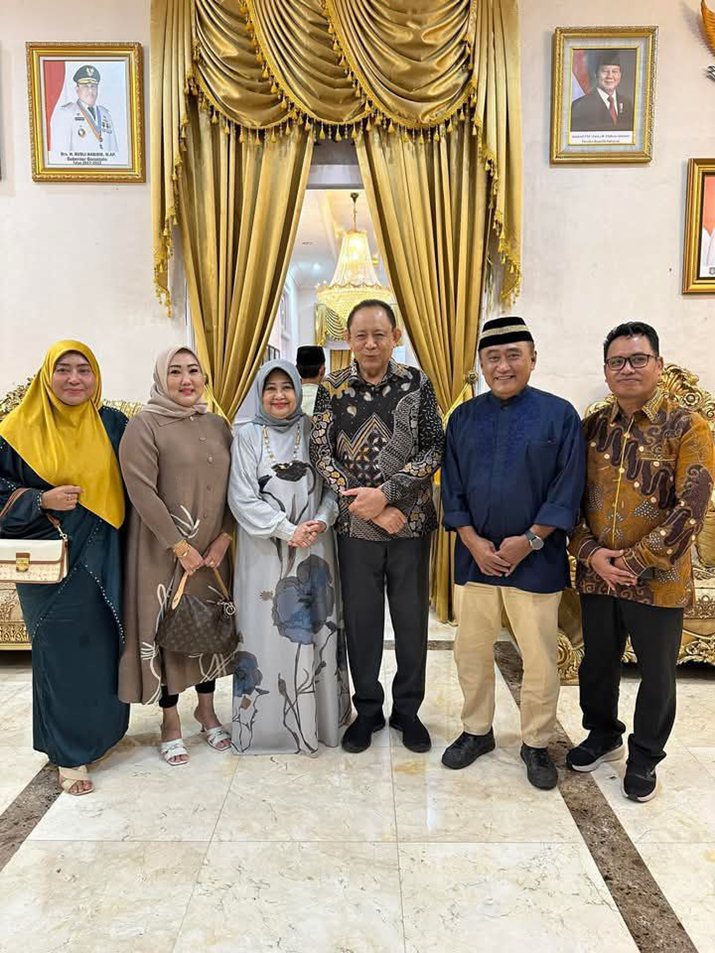 Miskon Yapanto saat silaturahmi dengan Gubernur Gusnar Ismail.(F:ist)