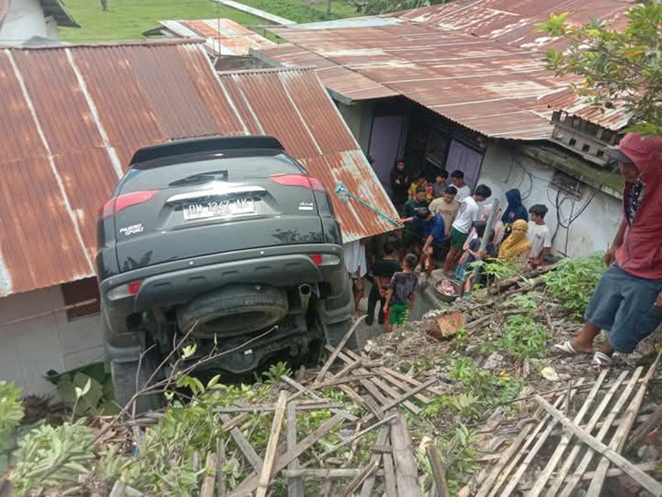 sebuah mobil Pajero menabrak dua tiang listrik dan hampir menabrak rumah warga.(F:Alwin FB)