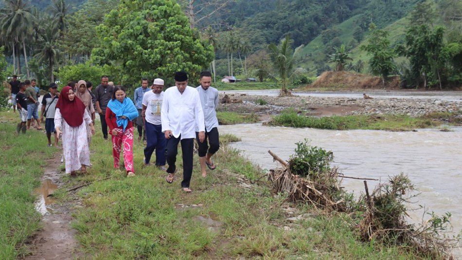 Wakil Ketua Deprov Ridwan Manarfa meninjau lokasi bencana banjir dan tanah longsor di wilayah Kecamatan Tolinggula, Kabupaten Gorontalo Utara. (F:Hms-Engki)