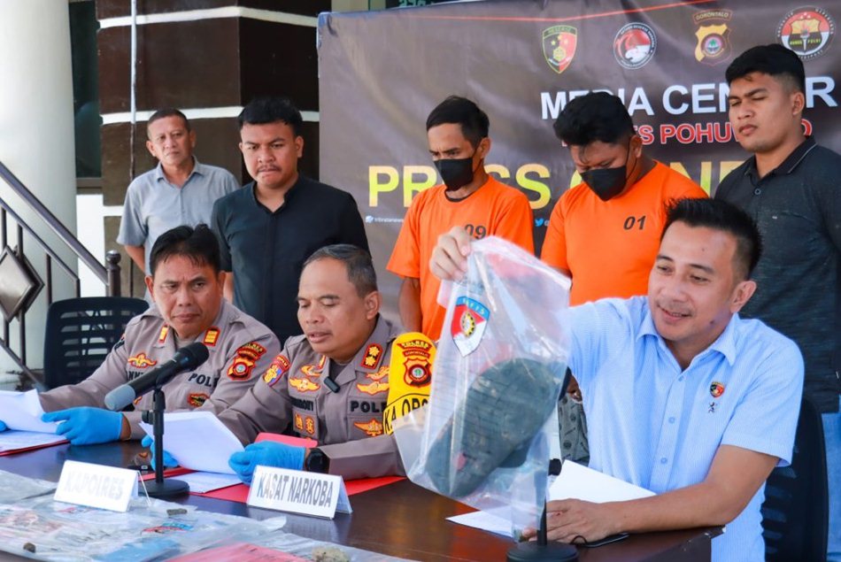 Kapolres  Pohuwato, AKBP H. Busroni didampingi Kasat Narkoba saat  press conference kasus Narkoba Pohuwato.(F:Hms-Pol)