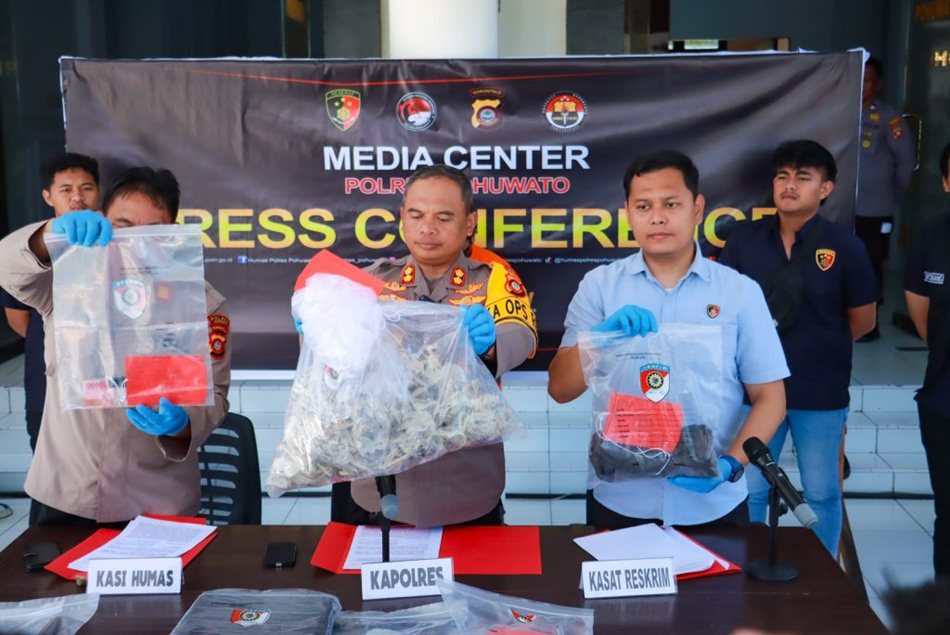 Kapolres Pohuwato AKBP H. Busroni, S.IK, MH., meperlihatkan barang bukti saat pelaku pencurian sarang wallet melakukan akksinya (F:hms-Pol)