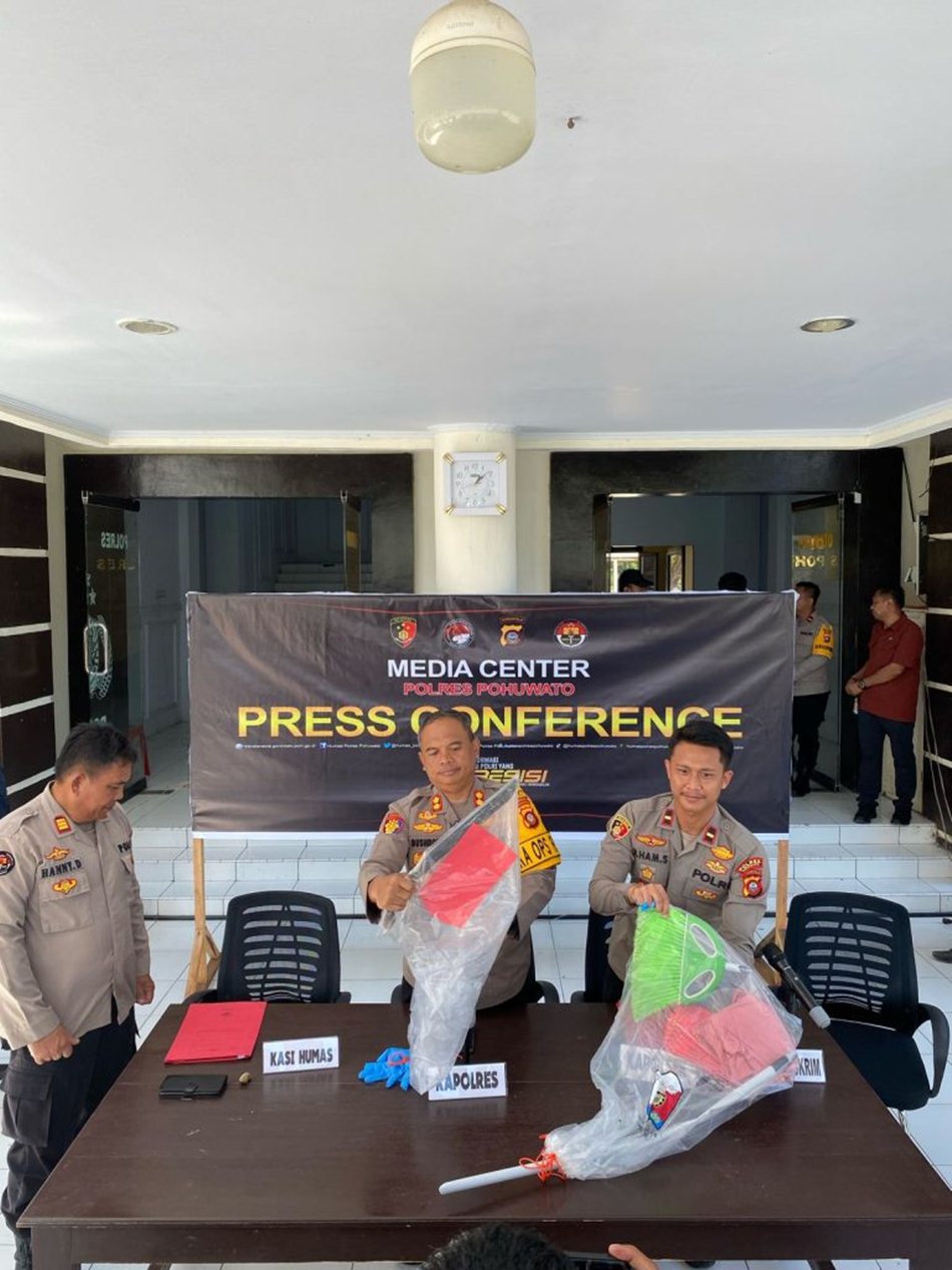 Press Conference Polres Pohuwato dipimpin Kapolres AKBP Busroni ungkap kasus KDRT (F:hms-Pol)