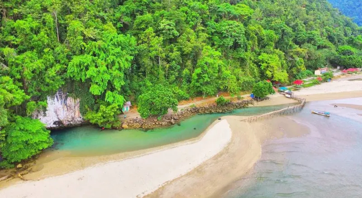 Sungai Tamborasi mengalir langsung ke Laut Flores di Teluk Bone, menciptakan pemandangan menakjubkan. Foto: pikiransultra (Arfandi Ibrahim/Liputan6.com)