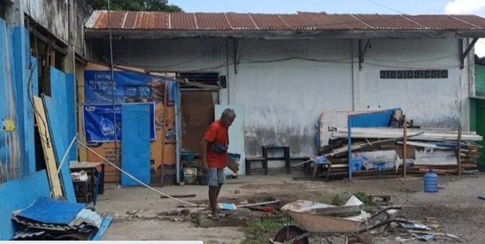 sebagian  besar pemilik bangunan memilih untuk membongkar sendiri tempat tinggalnya demi bisa  memanfaatkan kembali material bekas bangunan tersebut.(F:ist)