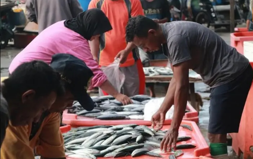 Aktivitas jual beli di tempat pelelangan ikan (TPI) Kota Gorontalo (Foto: Arfandi Ibrahim/Liputan6.com)