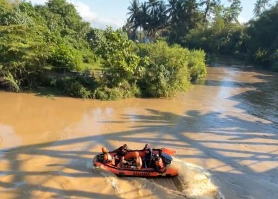 Tim SAR melakukan penyisiran menyusuri aliran Sungai Bulango, bahkan diperluas hingga ke wilayah pintu lima Danau Limboto.(F:ist)