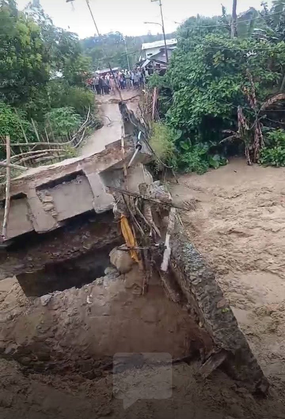 Jembatan penghubung Desa Pulubula, Kecamatan Pulubala, Kabupaten Gorontalo, ambruk diterjang derasnya arus Sungai (F:Ist)