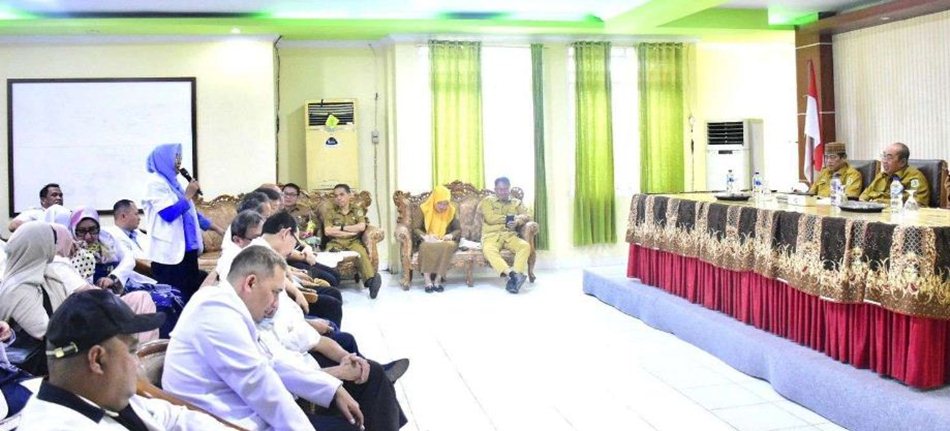 Walikota Gorontalo Adhan Dambea saat memberikan pembinaan di RS Aloe Saboe (F:Ist)