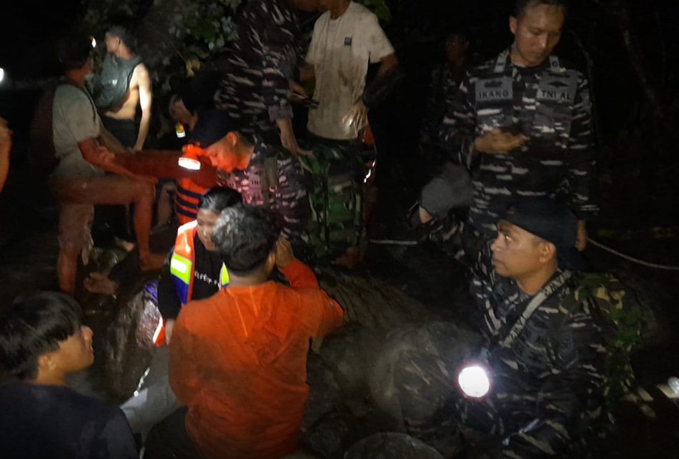 Evakuasi para korban yang melibatkan Tim gabungan Basarna, TNI, Polri (F:Ist)