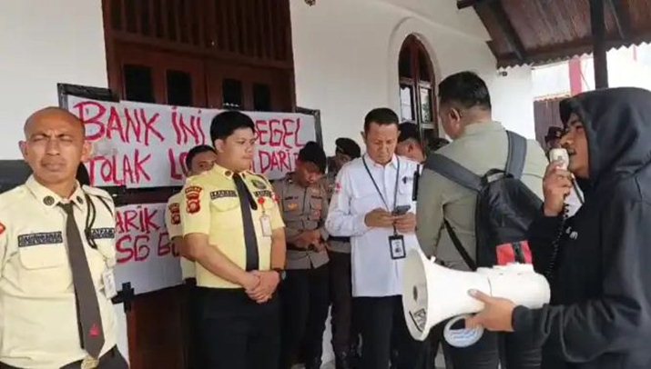 Suasana saat mahasiswa segel kantor Kanwil Bank Sulutgo di Jalan Nani Wartabone (F:Ist)