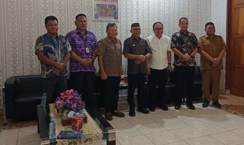 Direksi BSG dipimpin Direktur Utama BSG, Revino M Pepah, menyambangi Bupati Gorontalo, Sofyan Puhi.(f:humas)