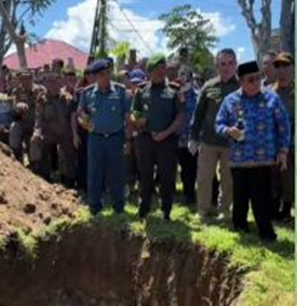 lebih dari 2.000 botol minuman keras dari   berbagai jenis dimusnahkan Walikota bersama unsur Forkopimda di lapangan Padebuolo.(F:ist)